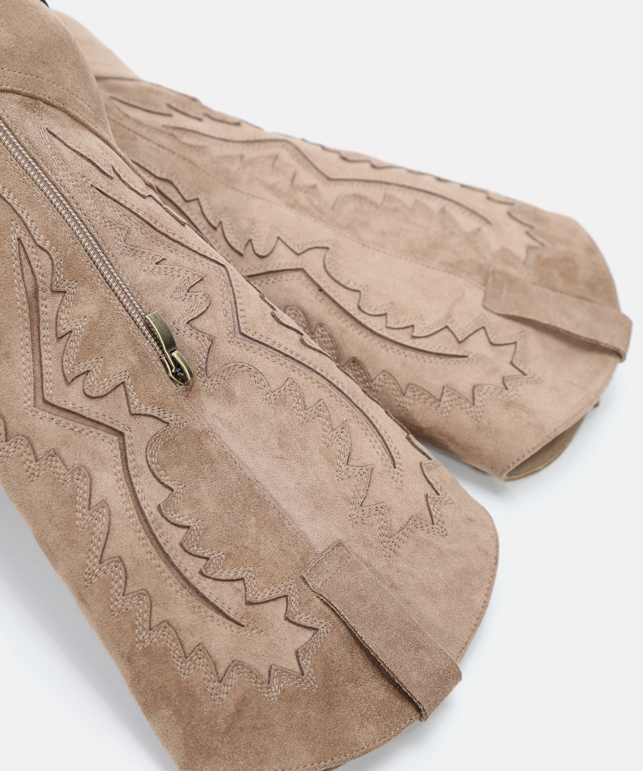 Botas cowboy bordado media caña tacón  image number null